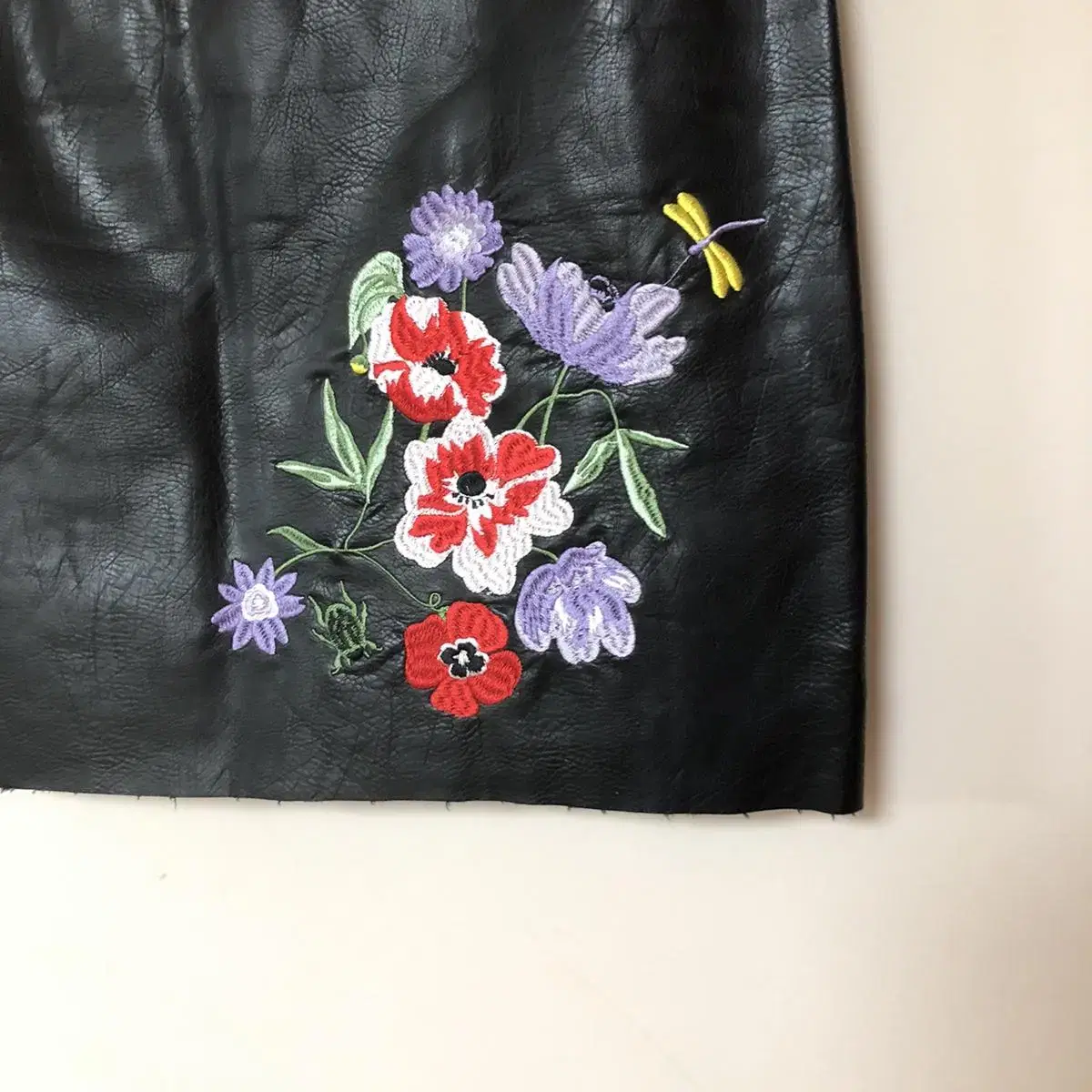 Vintage H&M leather flower mini sk