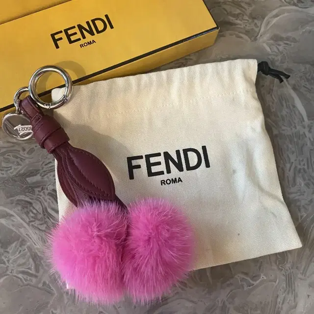 FENDI 펜디 밍크 모피 퍼 핑크 체리 백참 키링