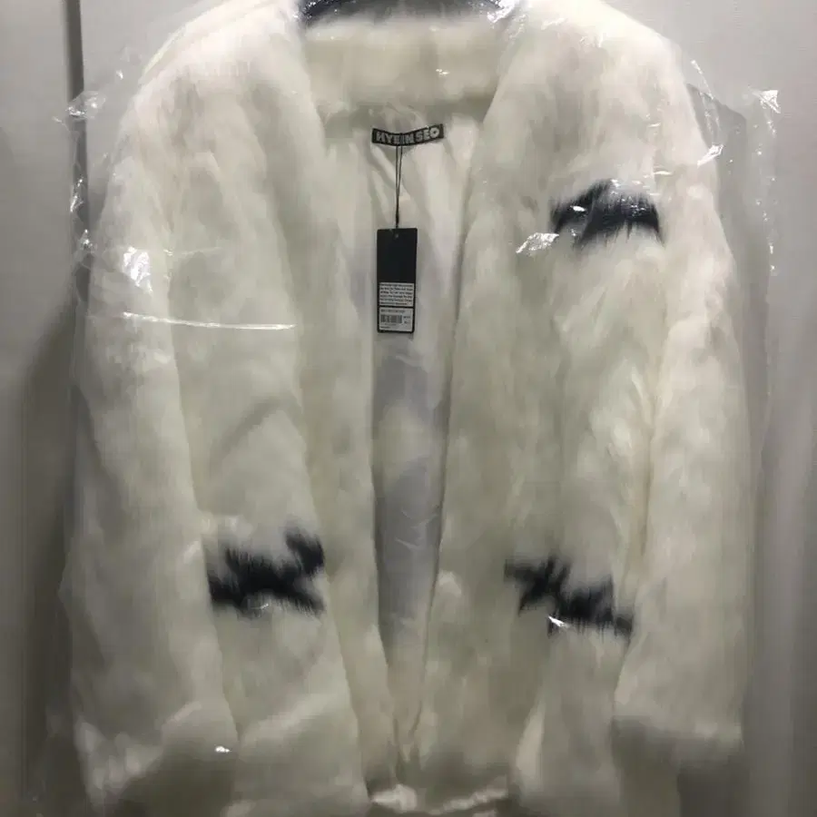 [2] hyeinseo SKULL FACE FUR COAT