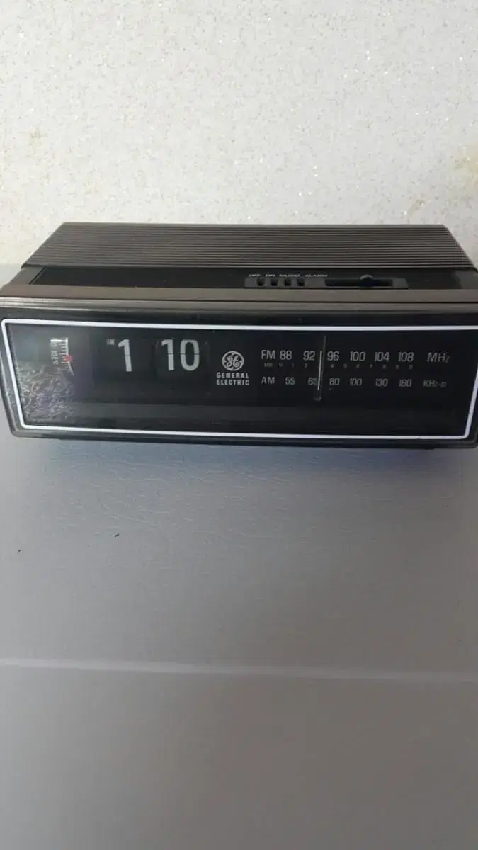 Vintage GE Polyp clock radio.