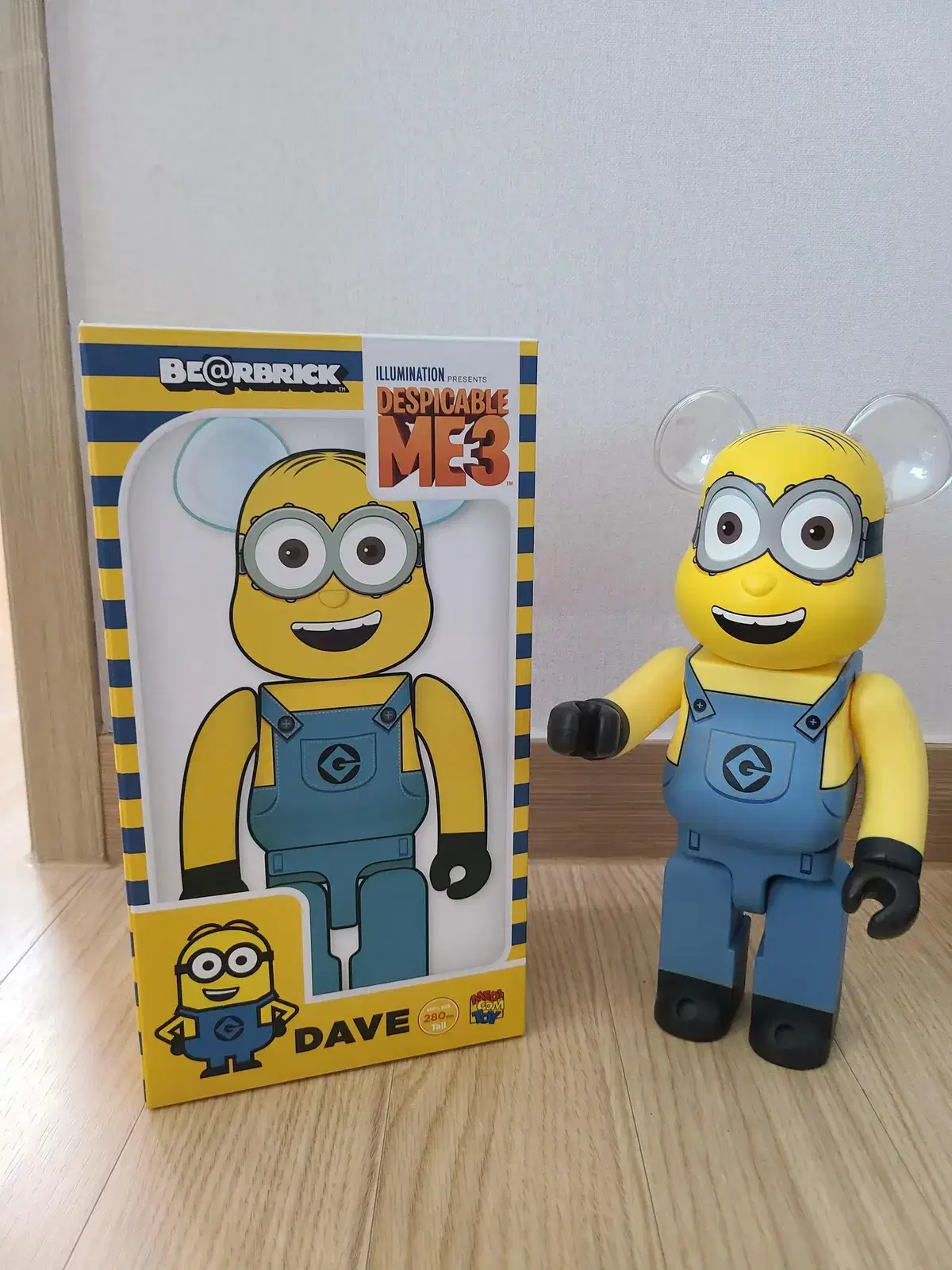 Minions 400% bare brick