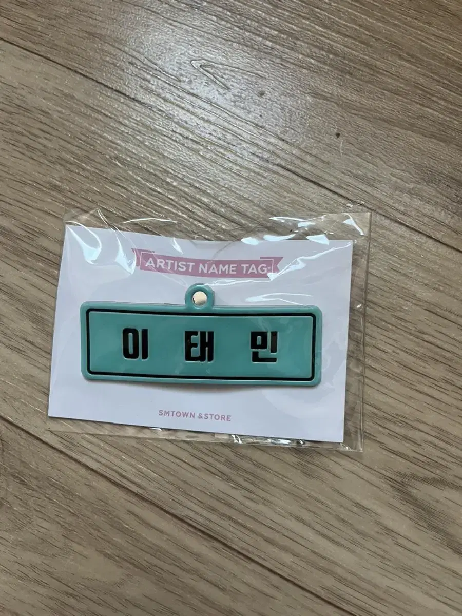 lee taemin name badge