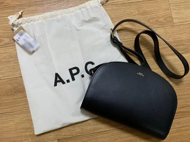 APC 아페쎄 하프문백 정품