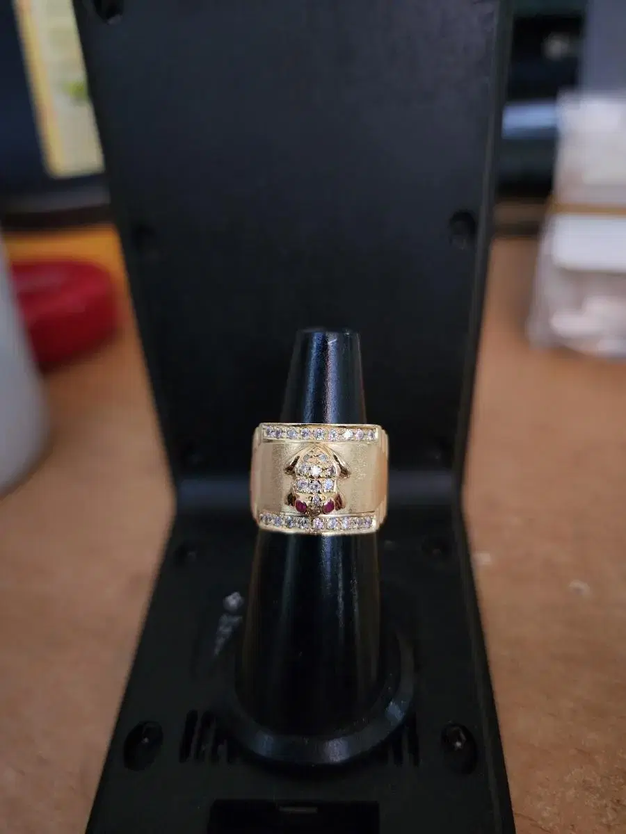 14k yellow gold toad ring