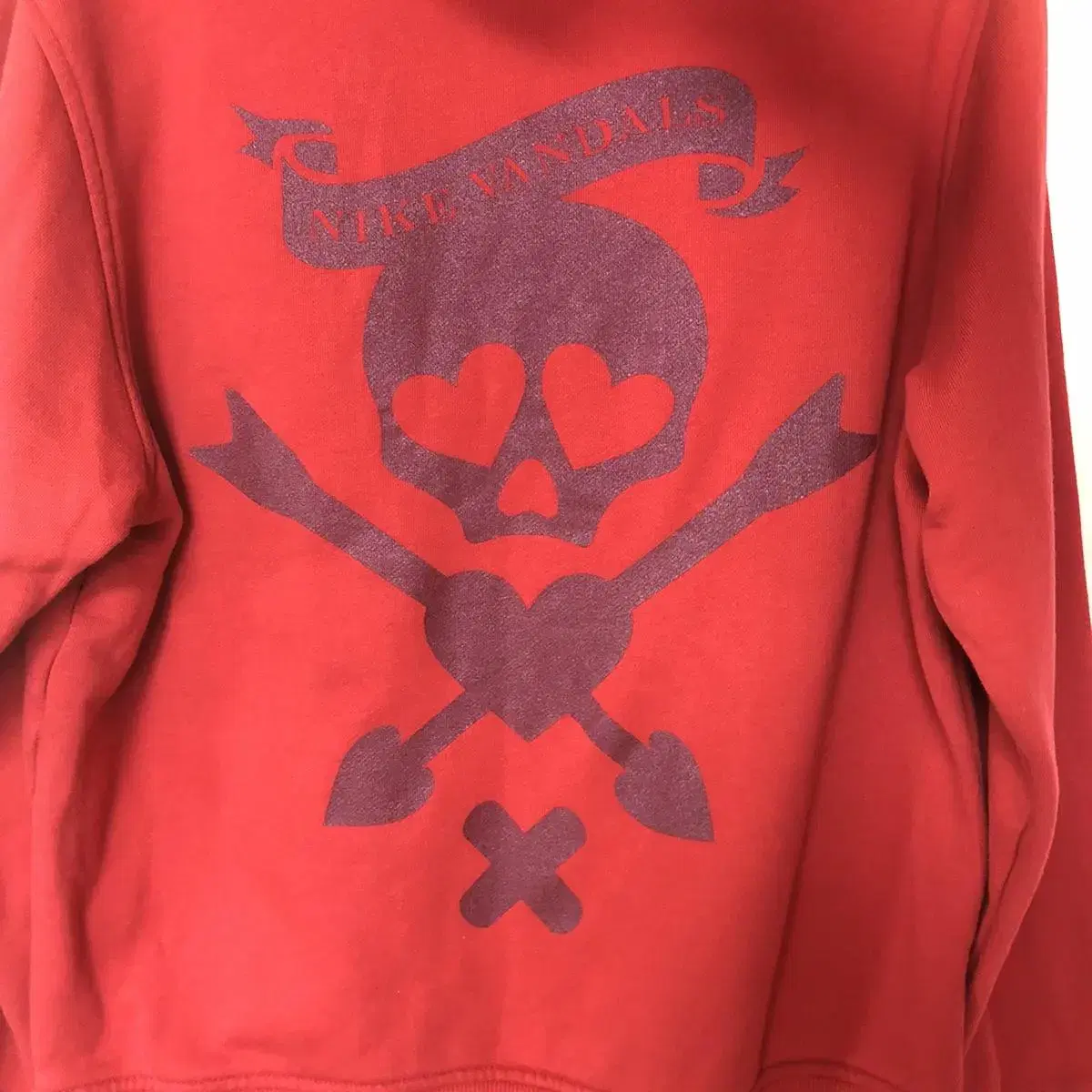 Vintage Nike vandals red skull hood t