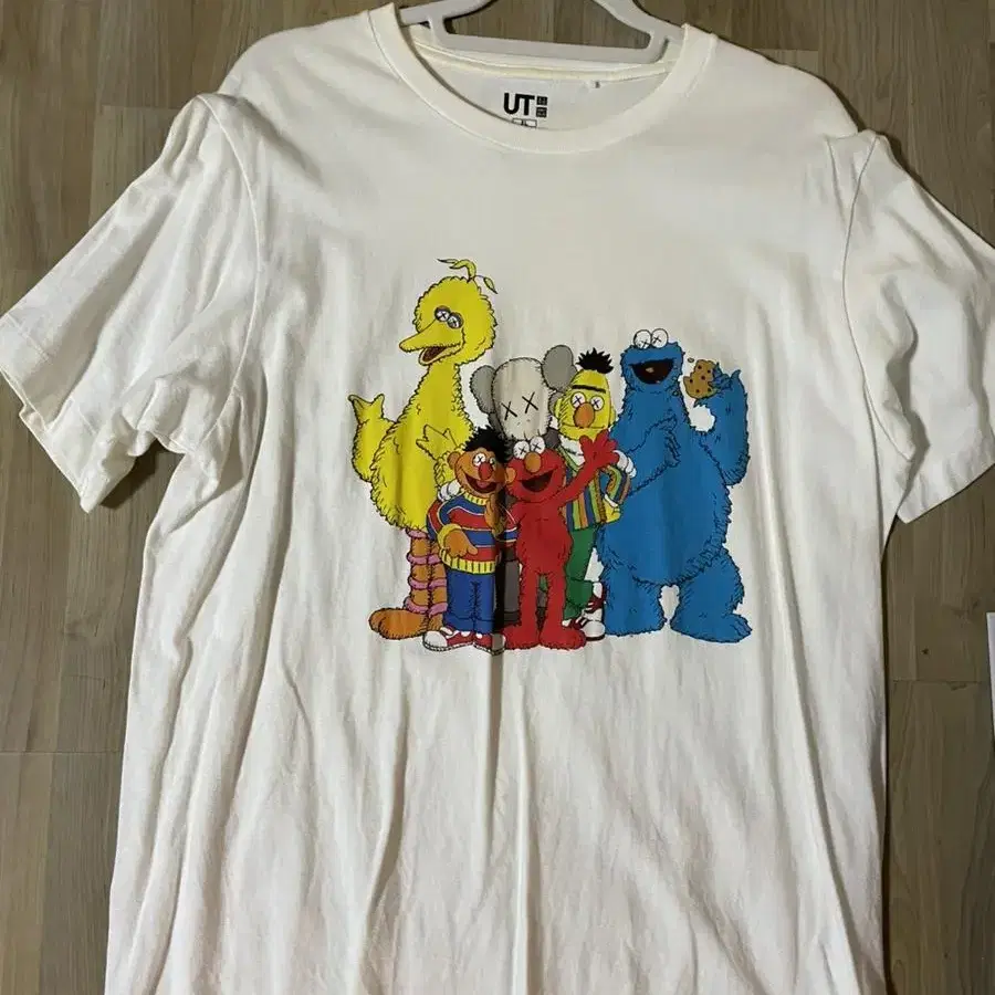 KAWS x Uniqlo Sesame Street Group 2 티셔츠