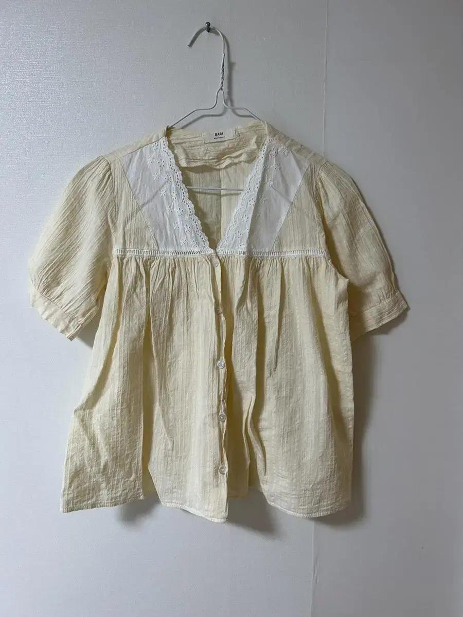 Girl's blouse with light yellow lace yeoreum 