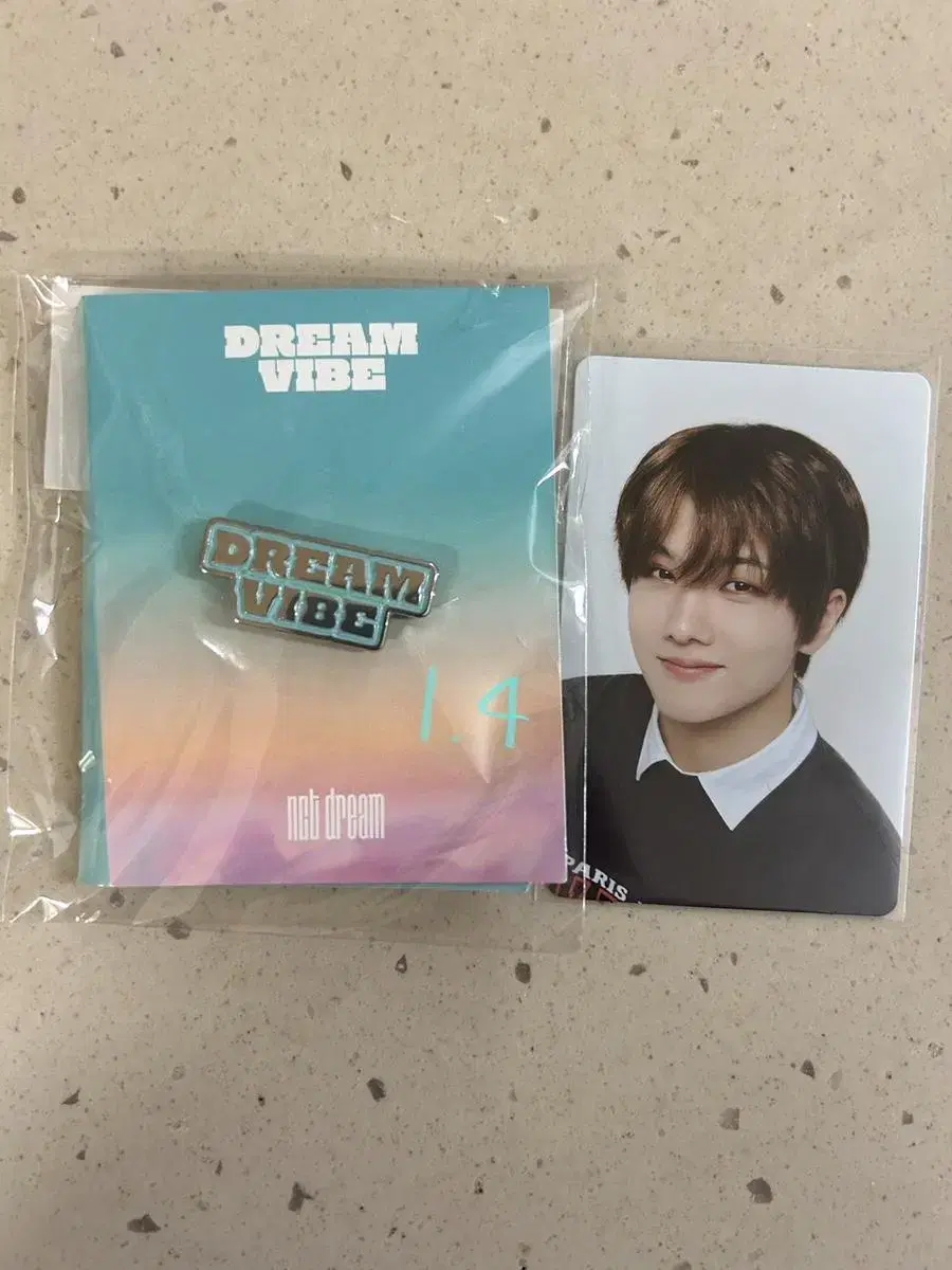 DreamVibe jisung Badge + photocard Costs less than or equal to