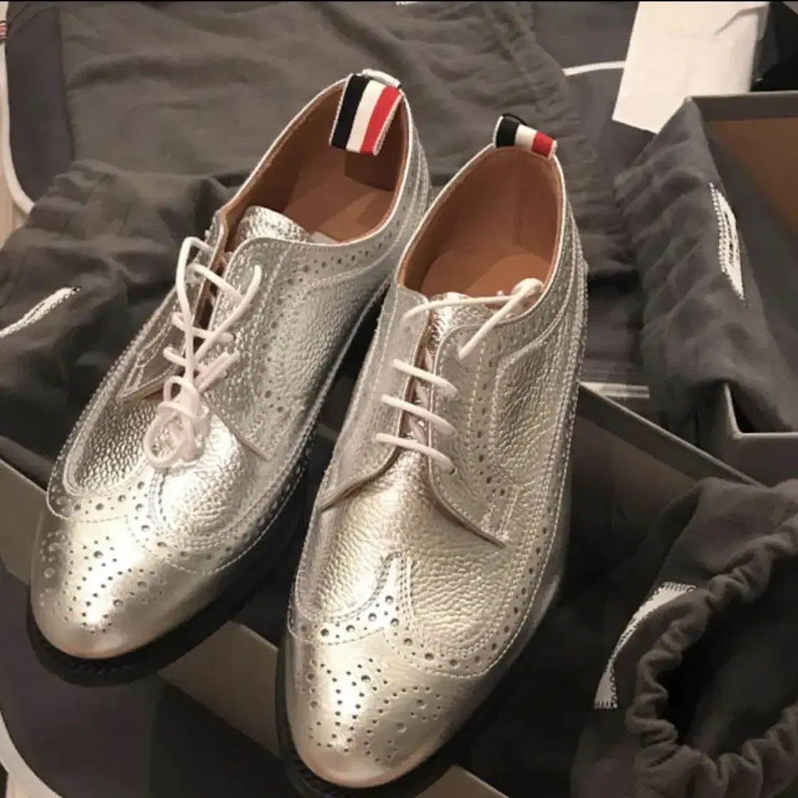 Thom Browne 톰브라운 여성용 명작 메탈릭 실버 롱윙 윙팁 슈즈