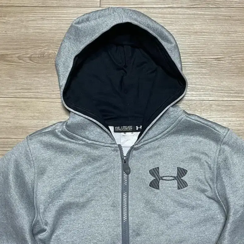 (가격내림) 일본판 언더아머 (UNDER ARMOUR) 후드자켓