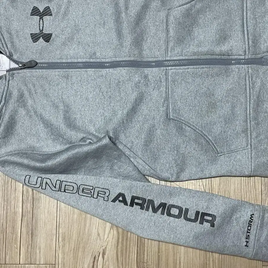 (가격내림) 일본판 언더아머 (UNDER ARMOUR) 후드자켓