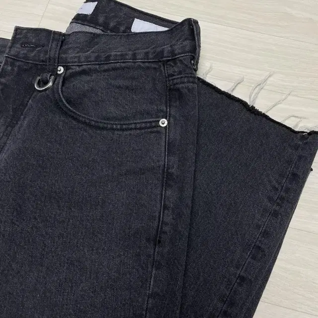 토니웩 Musk Slim-Straight Jeans_ Black Wash