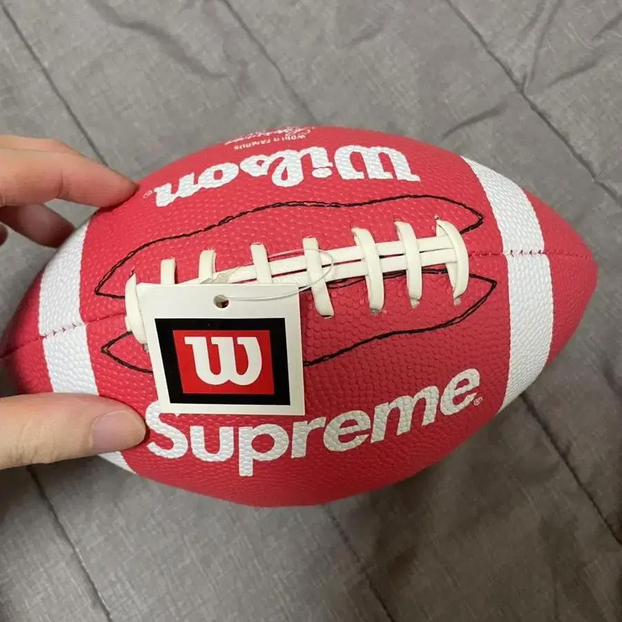 슈프림 윌슨 럭비공 팝니다 (supreme wilson football)