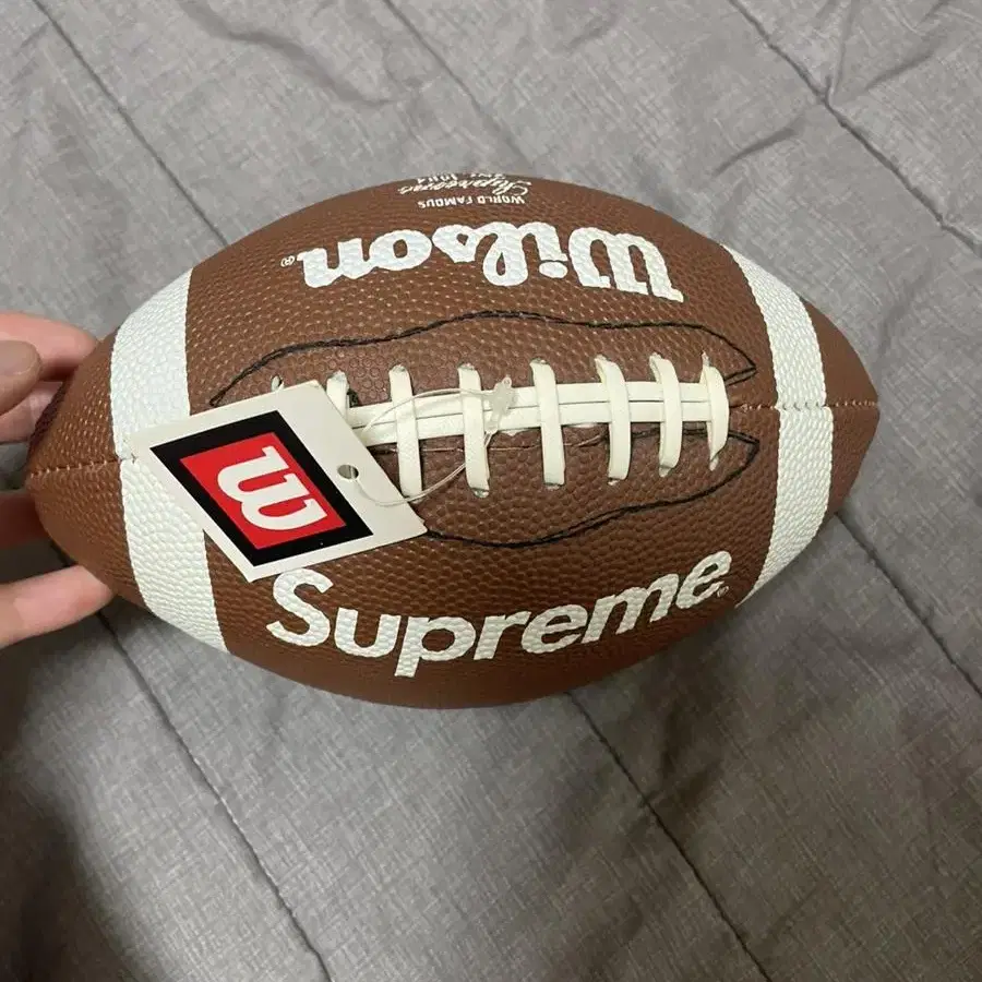 슈프림 윌슨 럭비공 팝니다 (supreme wilson football)