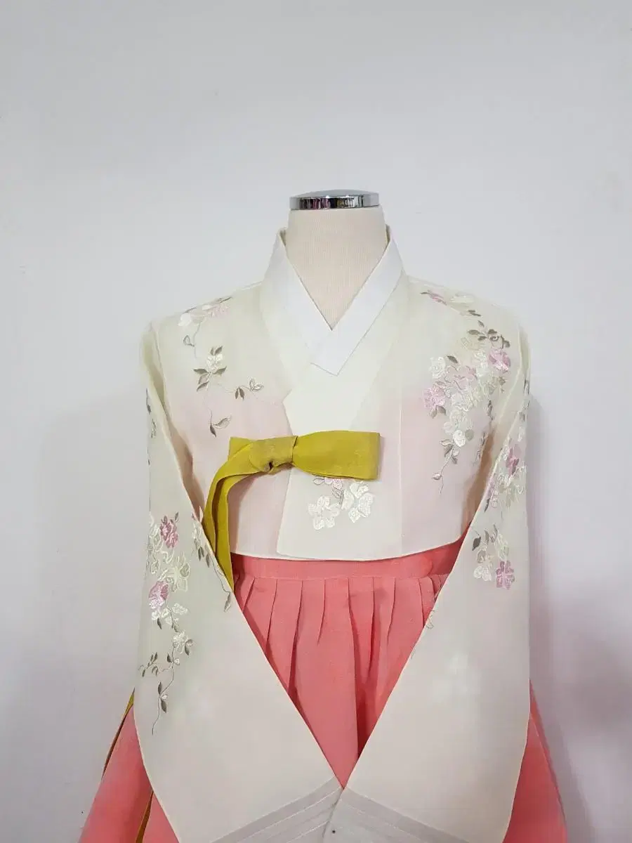 Women's hanbok that looks like new