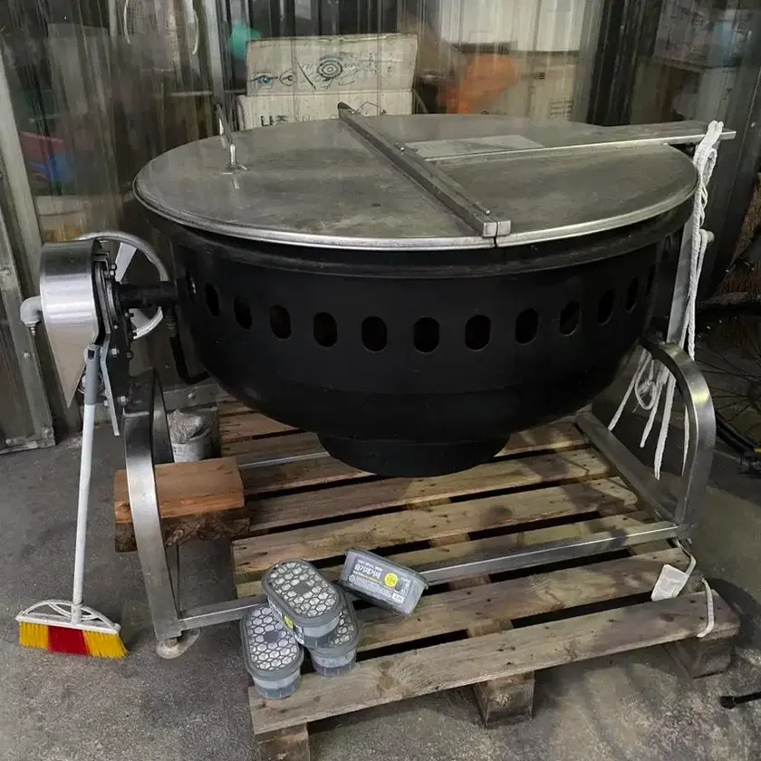 Large cauldron, rotating cauldron, cast iron cauldron, and clay ...