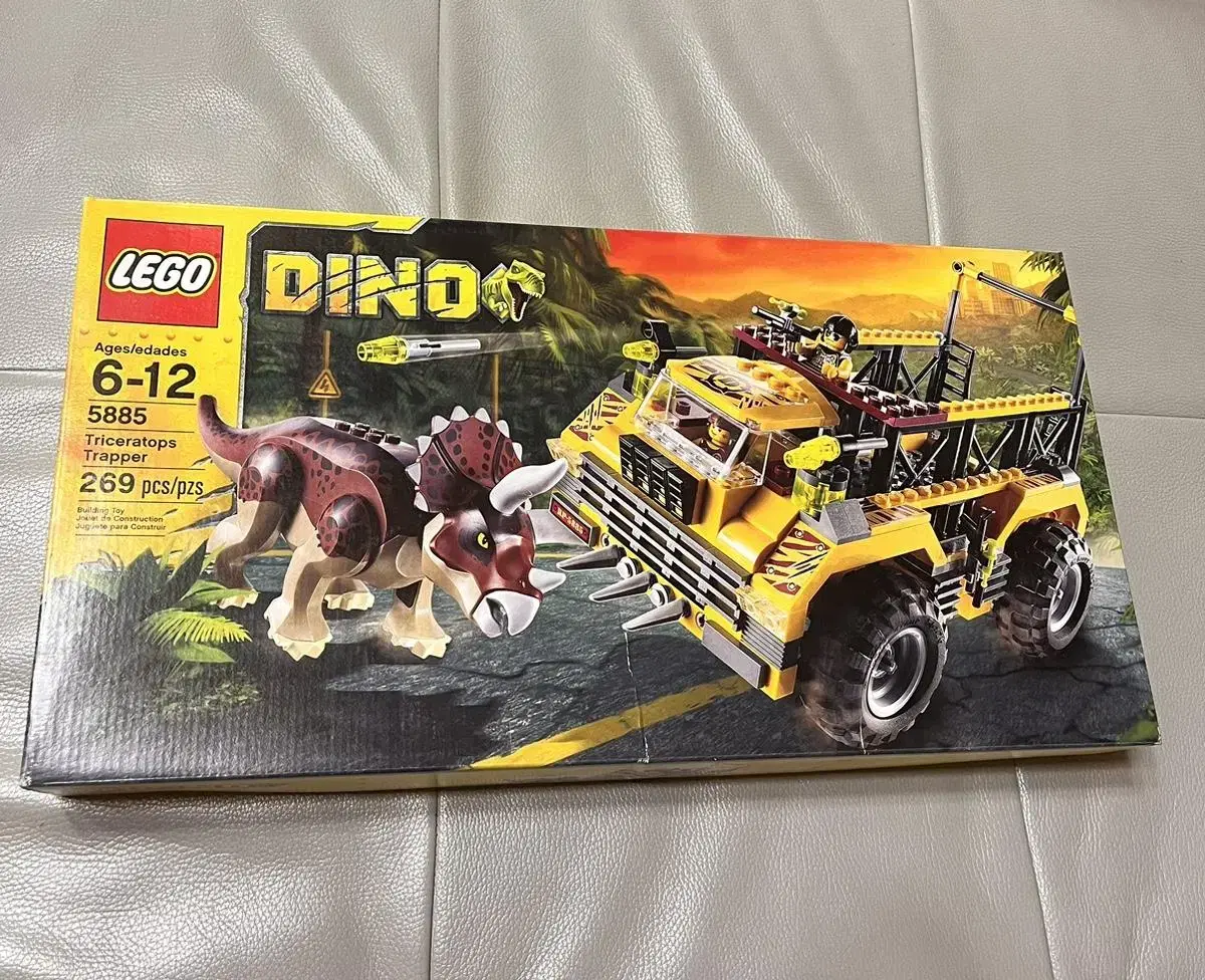 LEGO Triceratops Hunter 5885 Unsealed