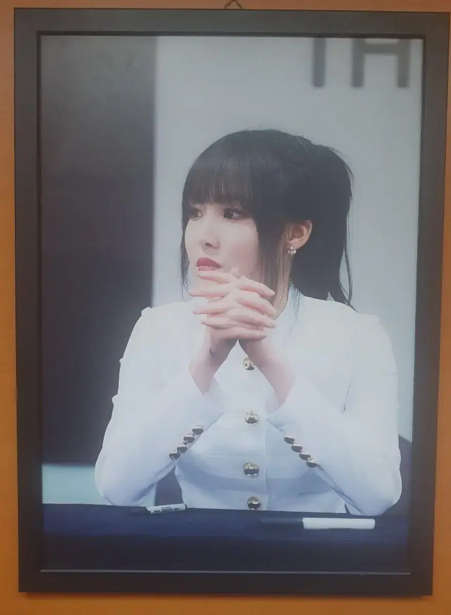 I'm selling my gfriend YUJU's A3 picture frame.