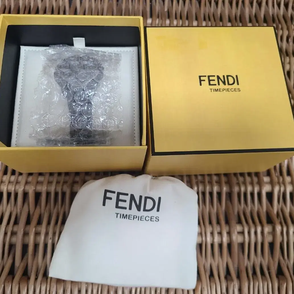 FENDI 펜디 남성손목시계 Run Away F713611000