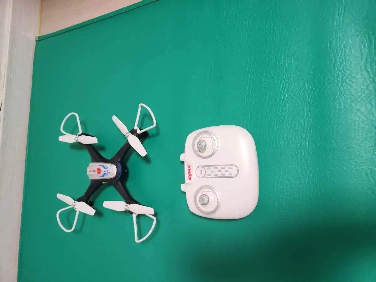 A drone that flies well in min.