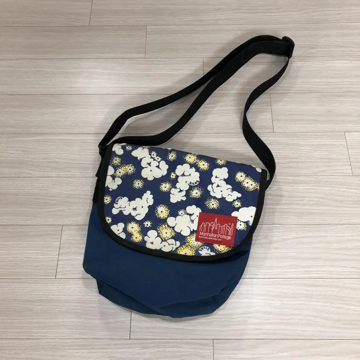 manhattan portage hobo bag.