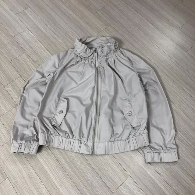 uniqlo pleats windbreaker. M