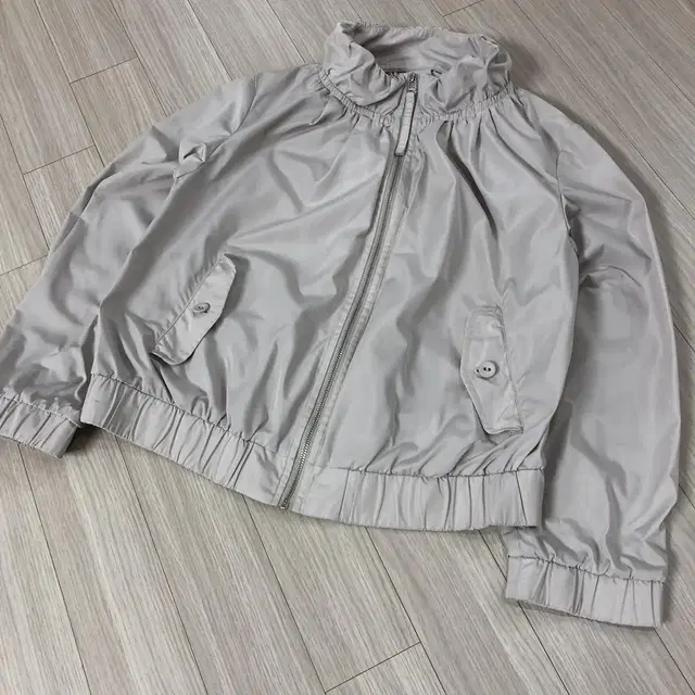 uniqlo pleats windbreaker. M