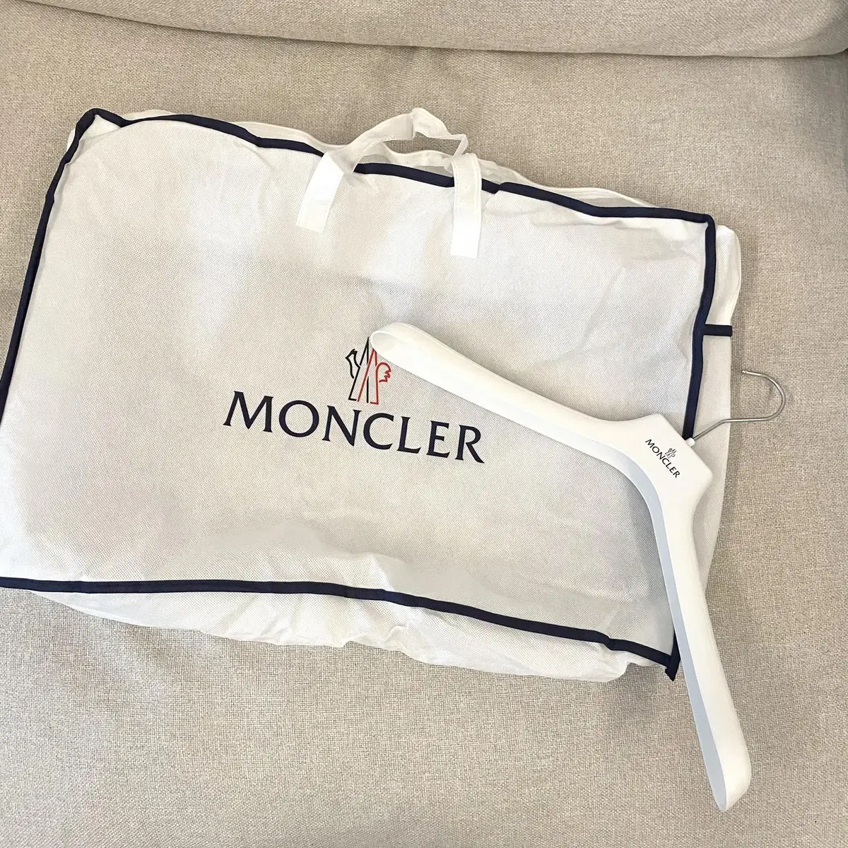 MONCLER 몽클레어 박스 옷걸이 더스트백 메세지카드 백화점구성품 등