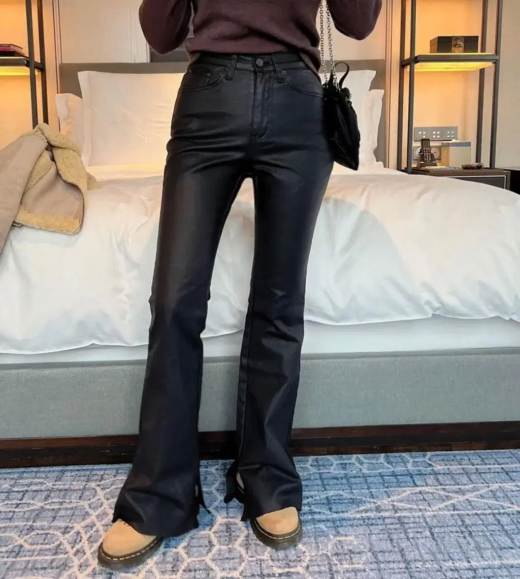 Slit-toed coated boot cut