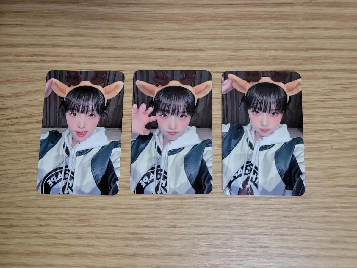 Yena Choi season's greetings sells video call event fansign unreleased photocard.