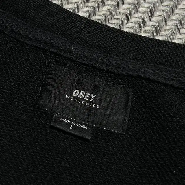 [ L ] Obey 오베이 블랙 라운드 맨투맨