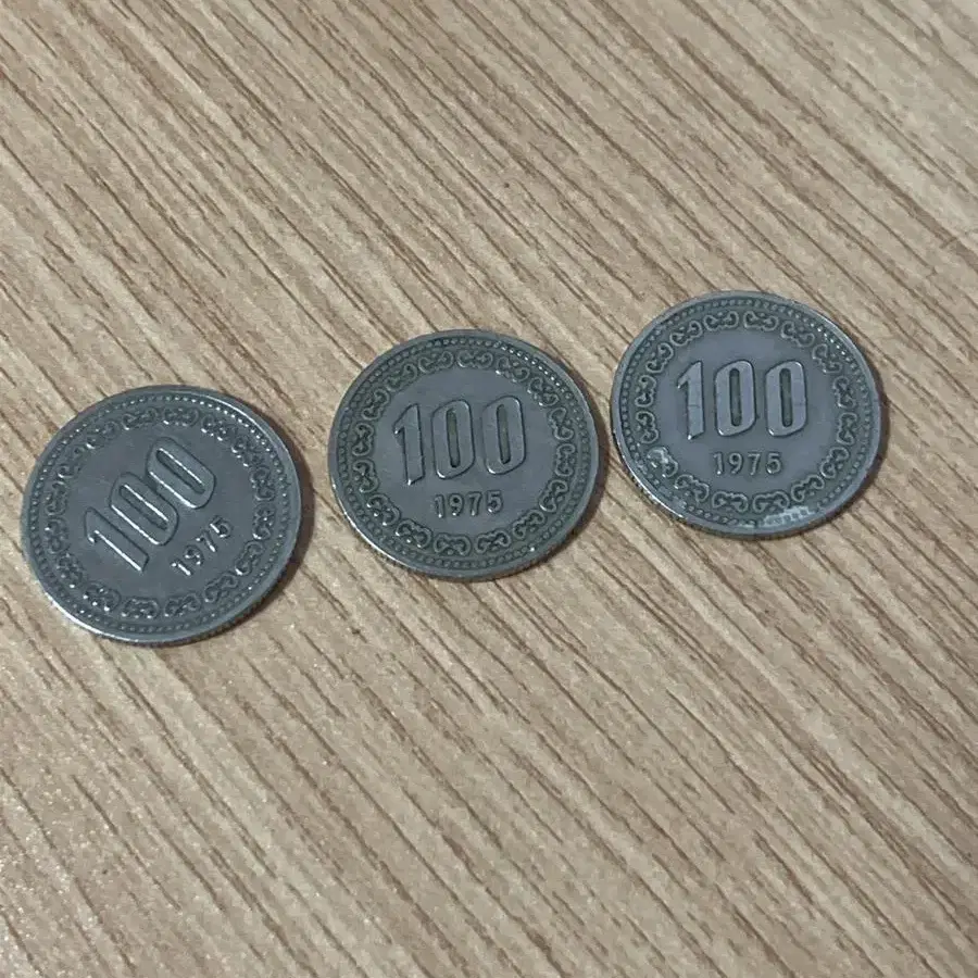 1975년 100원 동전 3개