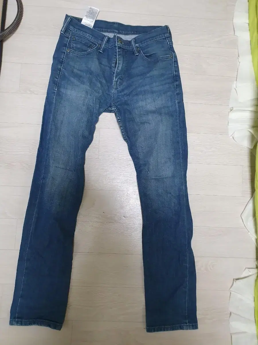 Levis jeans length 99