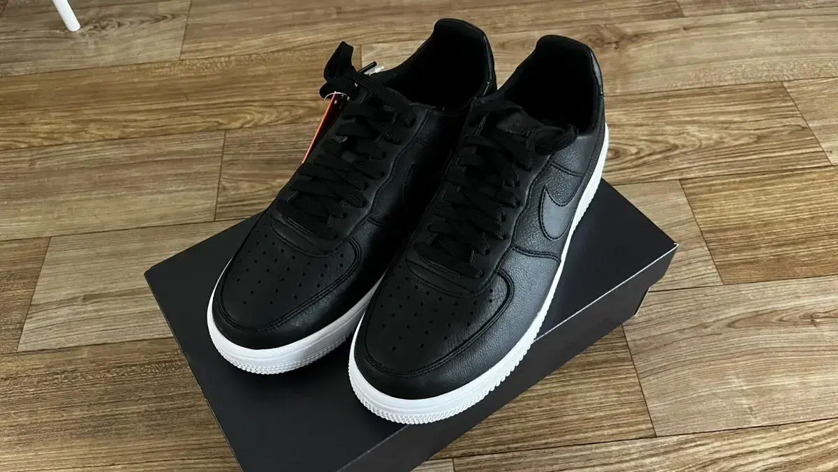 Nike Ultraforce Leather Black and White