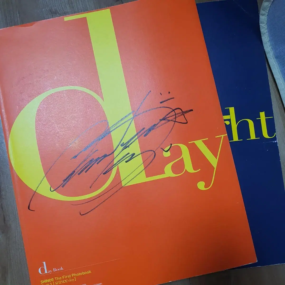 Shinee Day and Night Key Sign