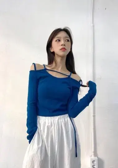 String Off-the-shoulder Long-sleeved Knit T-shirt Bloo