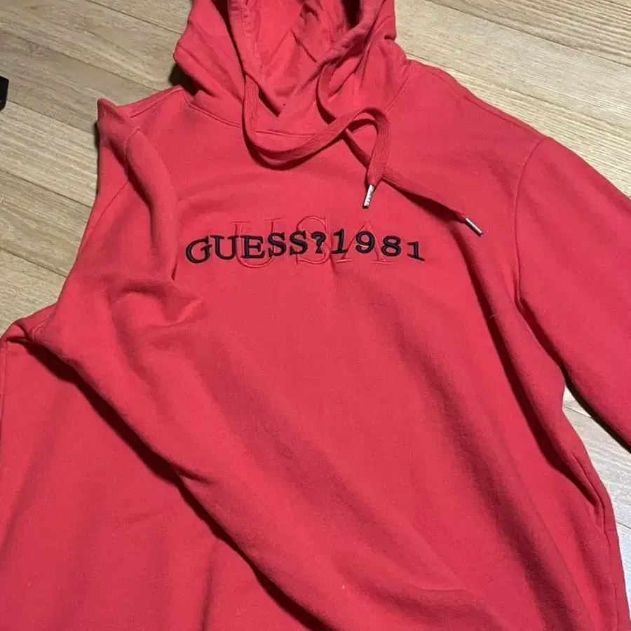 GUESS?1981 후드 red