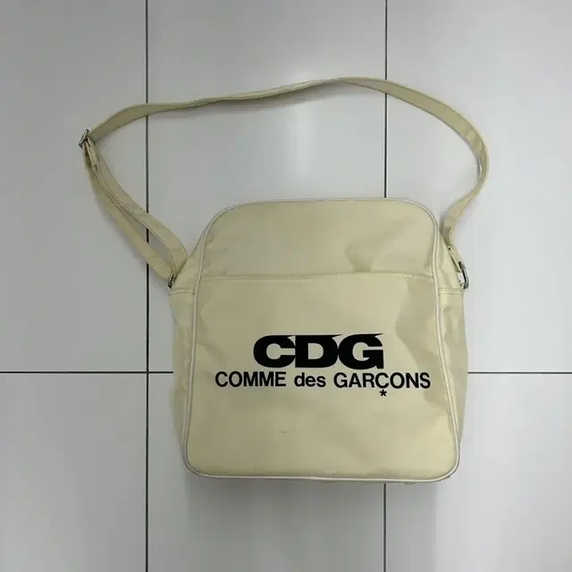 꼼데가르송 cdg 숄더백 ivory 판매해요