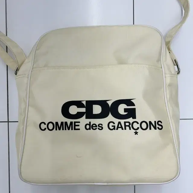 꼼데가르송 cdg 숄더백 ivory 판매해요