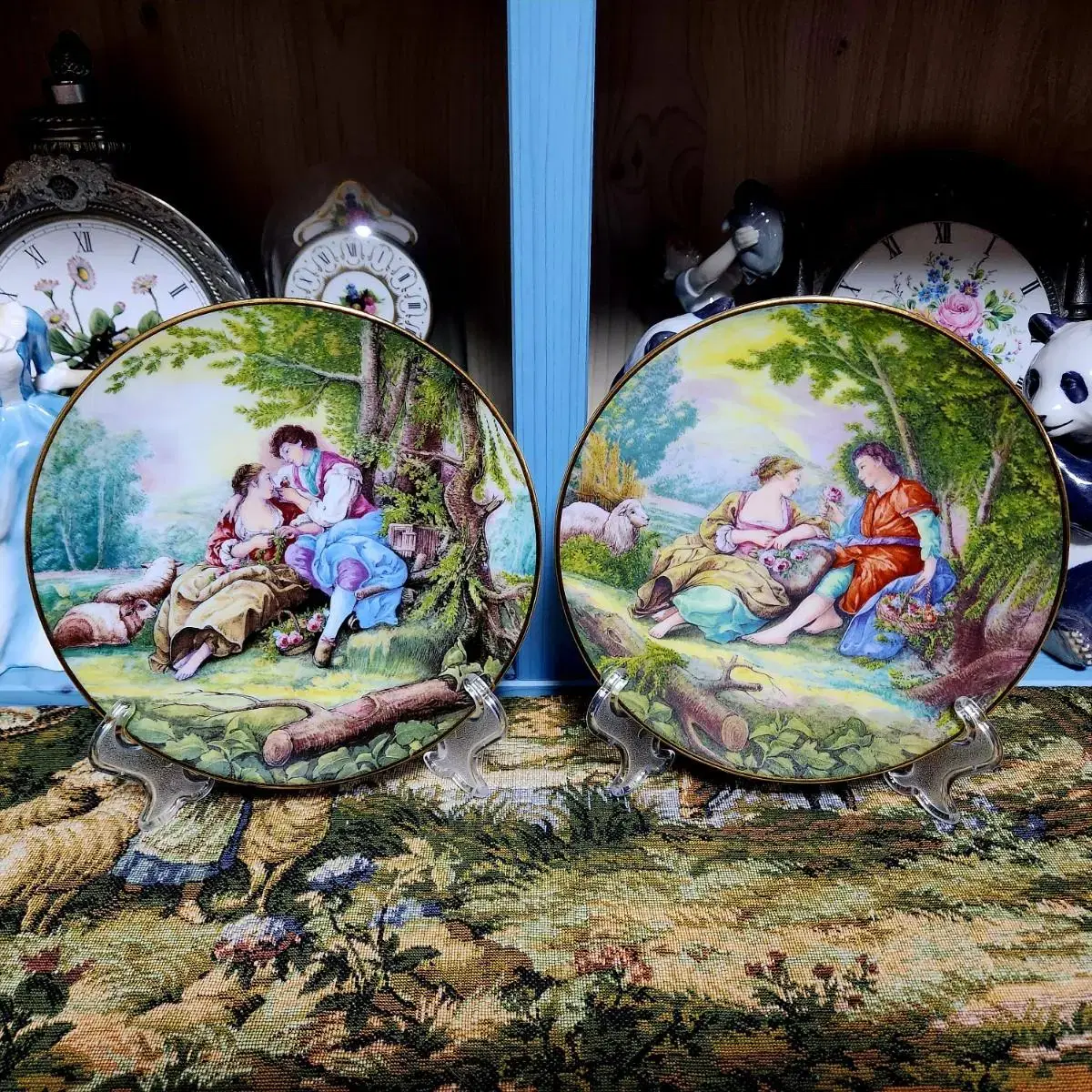 Old vintage discontinued products. Two decorative plates for lovers by François Boucher of Bavaria, Germany.