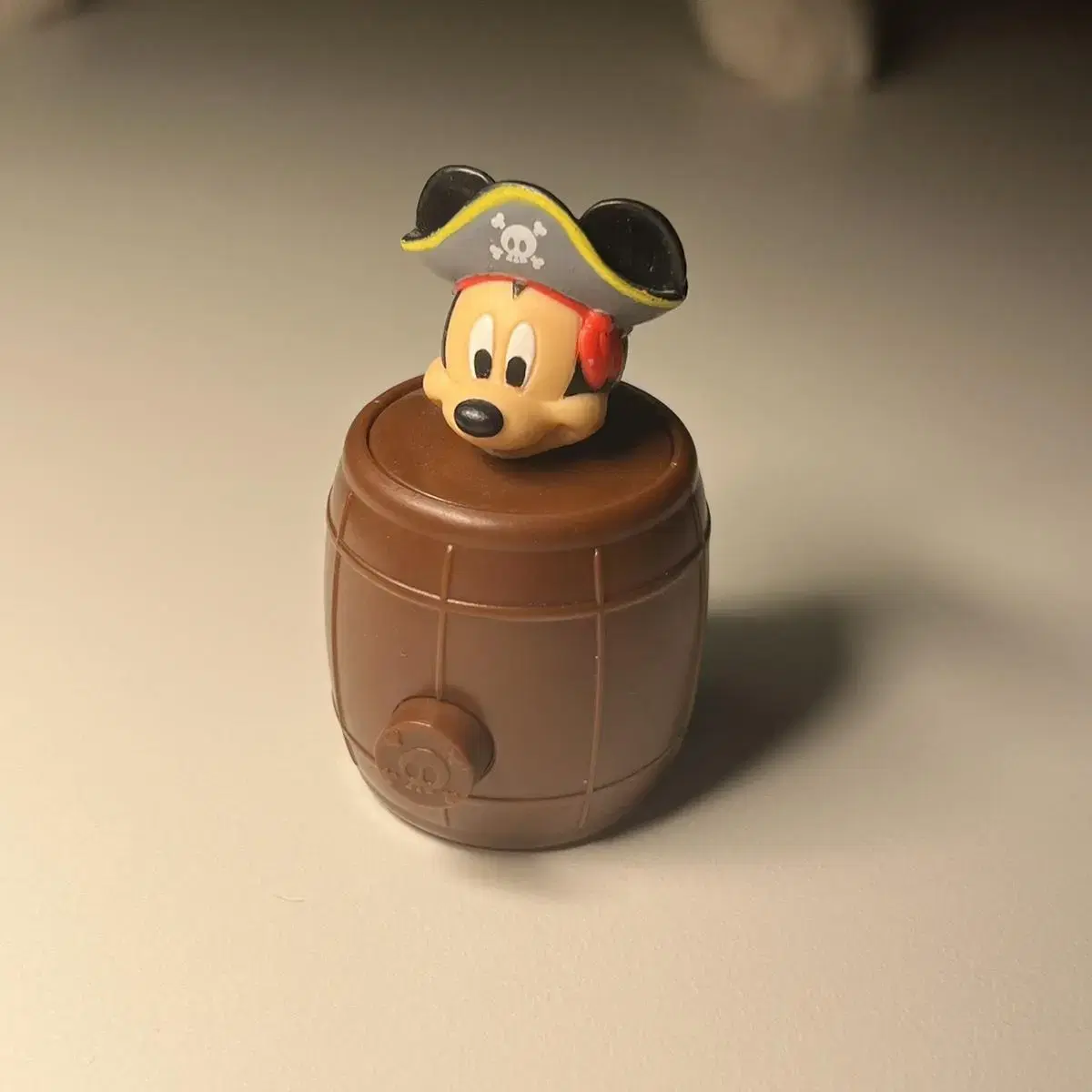 Disneyland Mickey Mouse Pirates Action Keyring