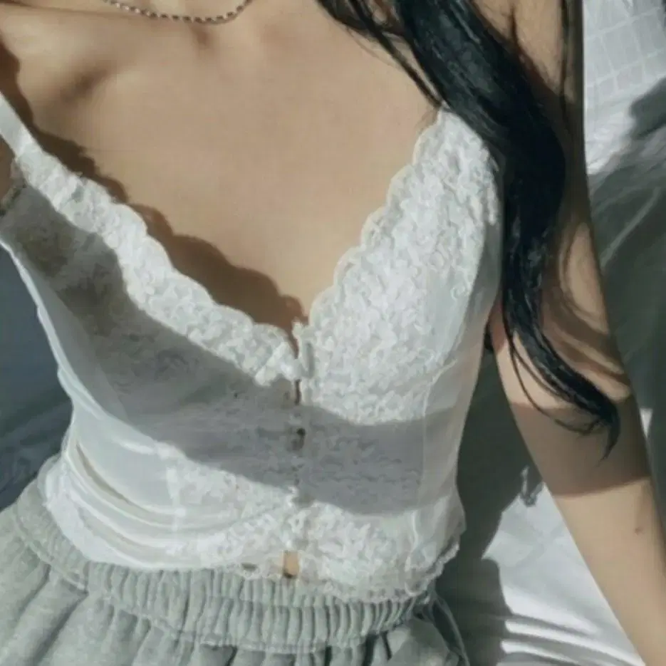 tht 쓰리타임즈 lace button slik camisole top