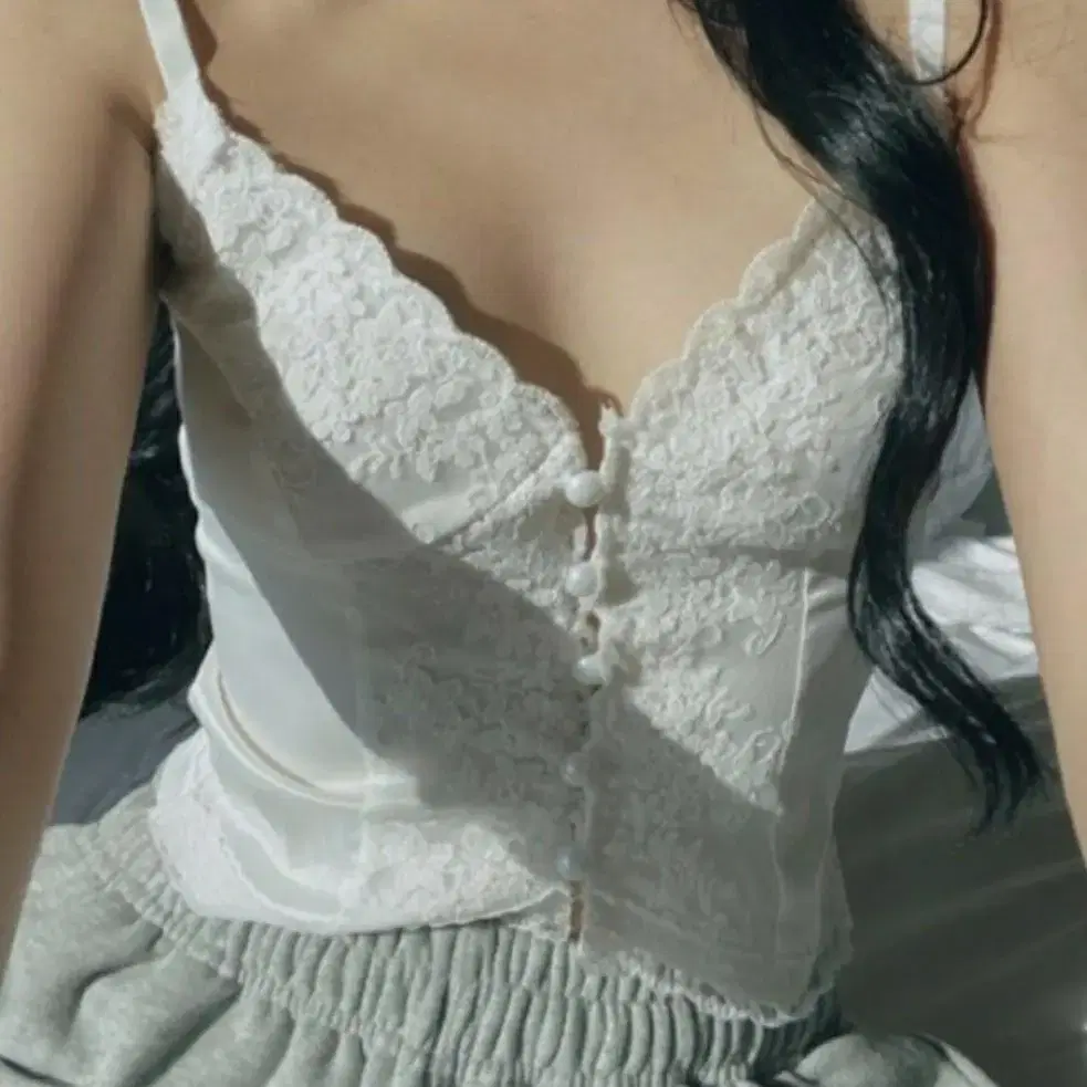 tht 쓰리타임즈 lace button slik camisole top