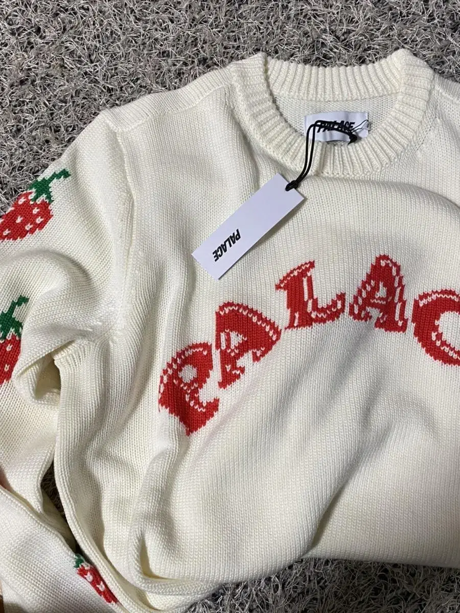 Pallas Strawberry Knit Vari Skateboard