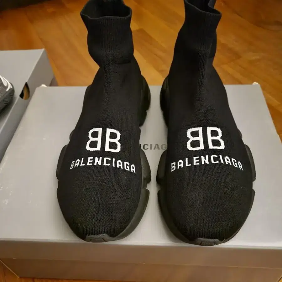 발렌시아가(balenciaga) 로고 스피드러너