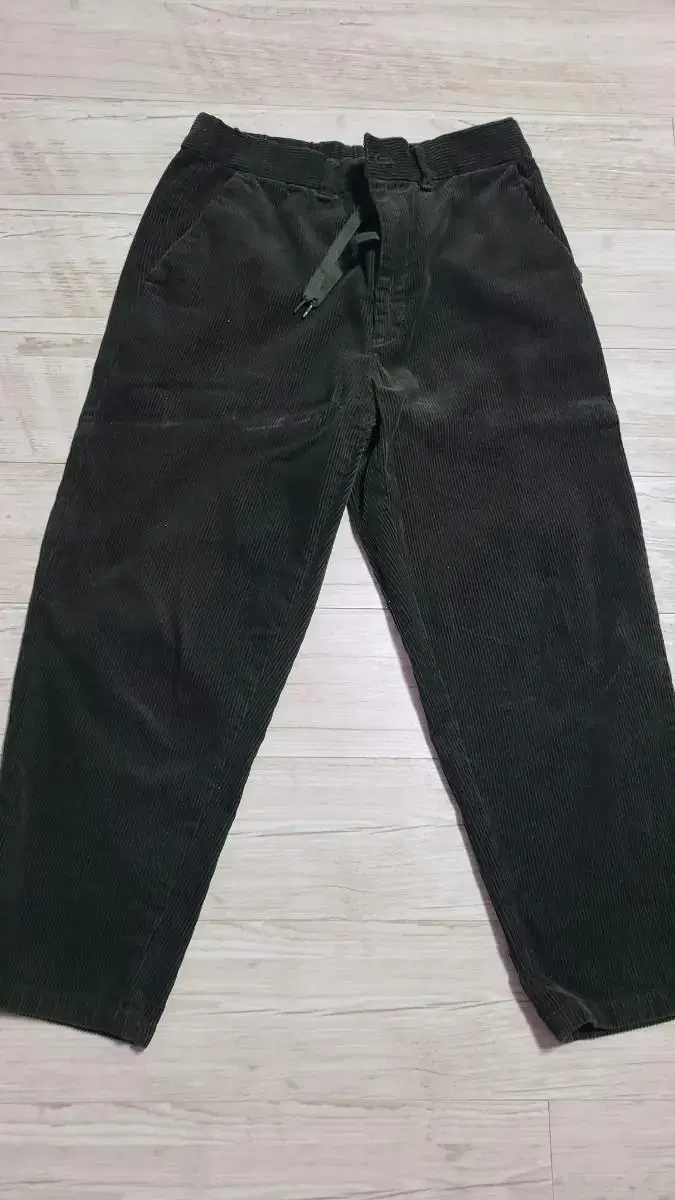 (28-29) Corduroy pants not worn, sell.