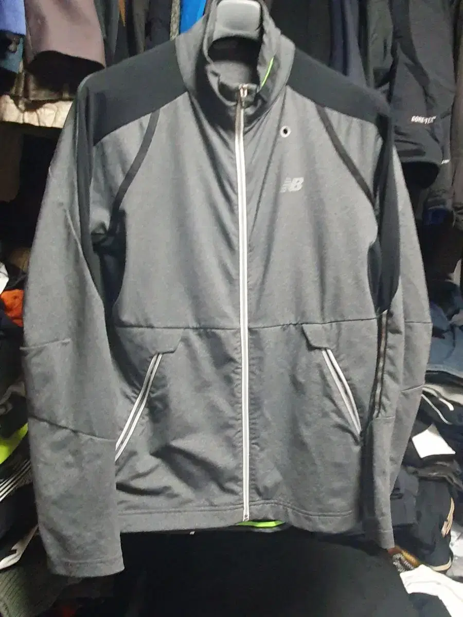 (E99)New Balance Zip Up 105