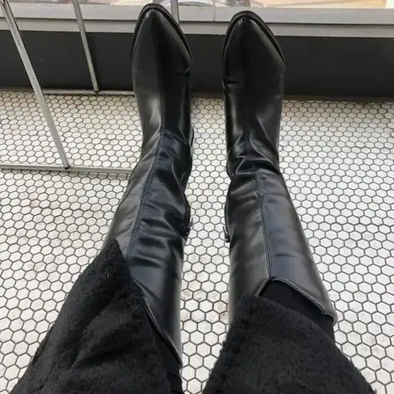 Vintage Black cattle cake western boot