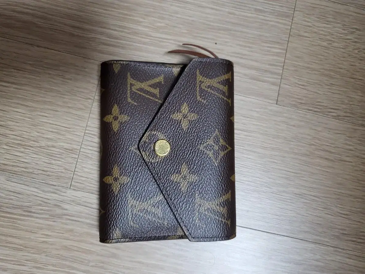 I'm selling my Louis Vuitton wallet