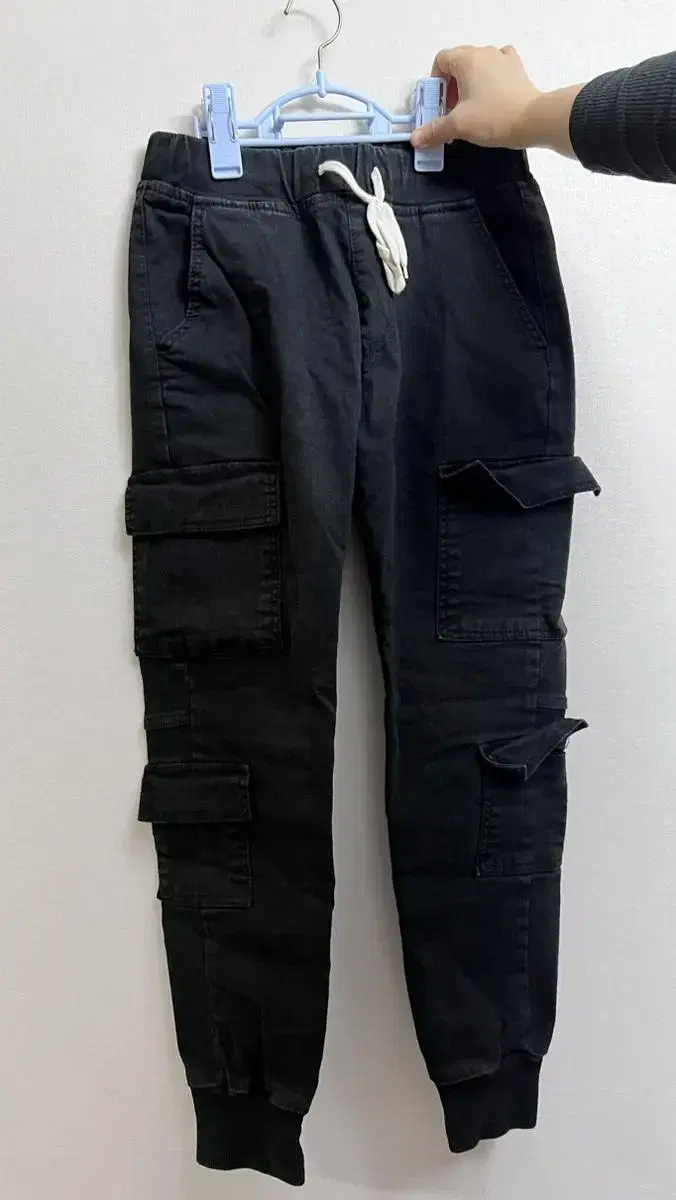 Men's pocketed black pants